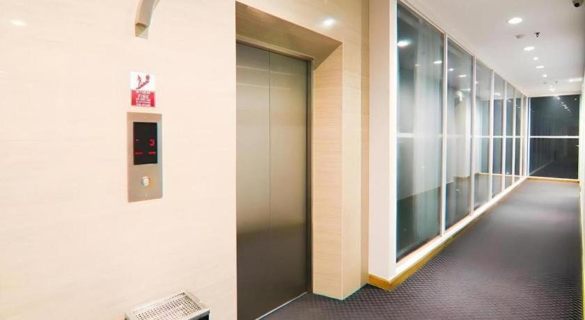 U Stay Hotel Mangga Besar ジャカルタ エクステリア 写真